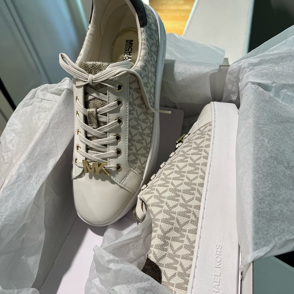 Michael Kors Poppy lace up Sneakers - Picture 3 of 5